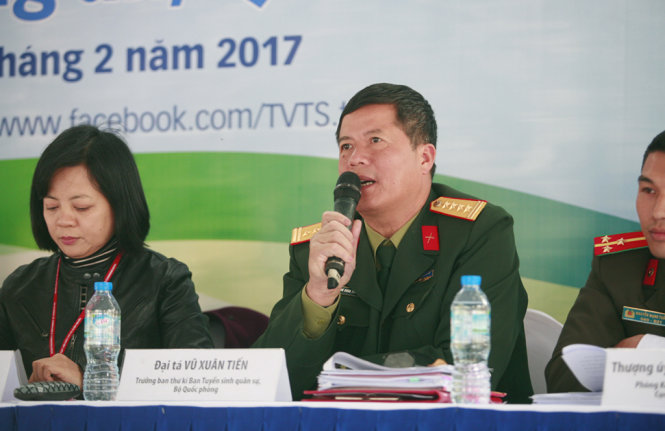Đại tá Vũ Xuân Tiến, trưởng Ban Thư ký, Ban tuyển sinh quân sự, Bộ Quốc phòng, trả lời những thắc mắc về tuyển sinh quân sự  - Ảnh: NAM TRẦN