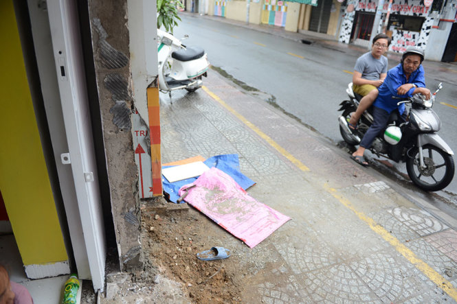 Đã có 3 hộ dân tại đường Trần Đình Xu tự giác thực hiện tháo dỡ công trình lấn vỉa hè - Ảnh: LÊ PHAN