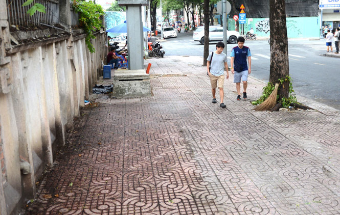 Trụ sở khu phố 6 trên đường Nguyễn Trung Trực đã được tháo dỡ nhưng chưa sạch sẽ hoàn toàn  - Ảnh: LÊ PHAN