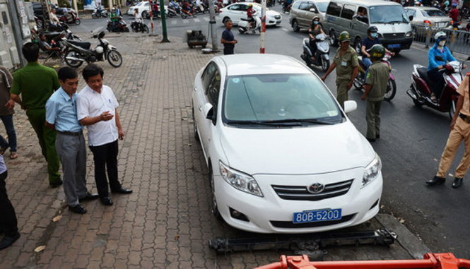 Một xe biển số 80B… đậu trái phép trên vỉa hè đường Nguyễn Thị Minh Khai (Q.1, TP.HCM) bị lực lượng chức năng cẩu về xử lý - Ảnh: LÊ PHAN