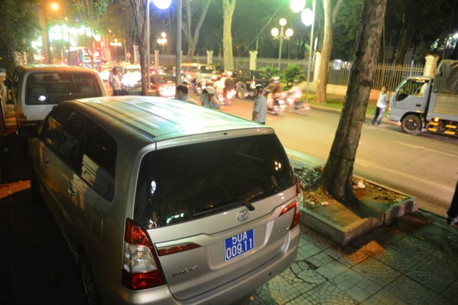 Chiếc xe biển xanh đậu không đúng quy định trên vỉa hè quận 1 - Ảnh: Quang Khải