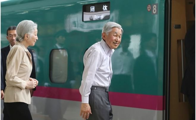 Hai vợ chồng Nhật Hoàng đi tàu cao tốc về lại biệt thự của họ ở phía bắc Nhật Bản - Ảnh: AP