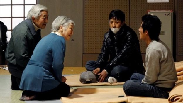 Vợ chồng Nhật hoàng Akihito trò chuyện với người dân sau thảm họa kép động đất, sóng thần năm 2011 - Ảnh: Reuters
