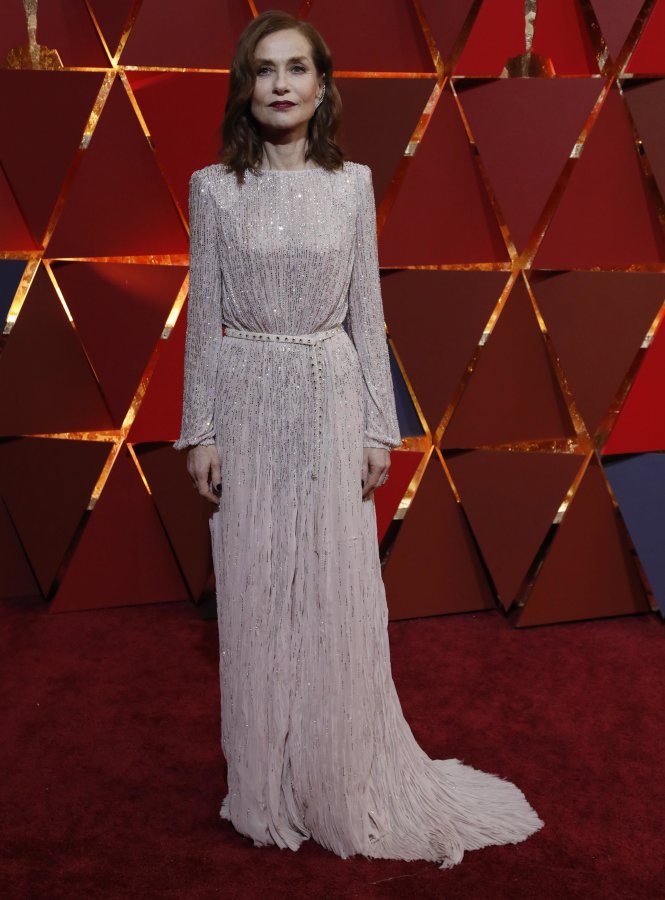 Nữ diễn viên Isabelle Huppert, ứng cử viên Oscar nữ chính xuất sắc nhất với vai diễn trong phim Elle trong trang phục của Armani Privé - Ảnh: Reuters