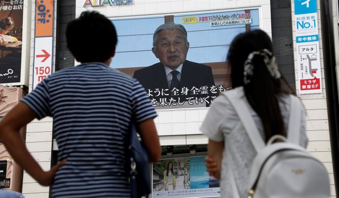 Người dân xem phát biểu của Nhật hoàng Akihito trên truyền hình khi ông chia sẻ mong muốn được thoái vị vì lý do sức khỏe kém - Ảnh: Reuters