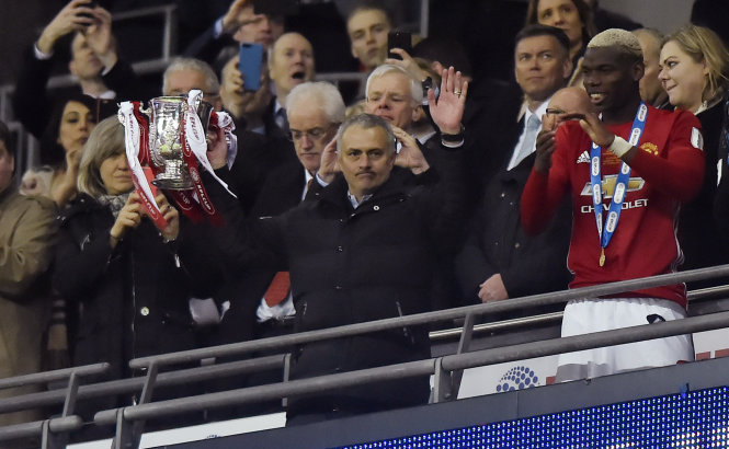 HLV Mourinho nâng cao chức vô địch League Cup. Ảnh: REUTERS