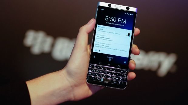 Ảnh thực tế dòng smartphone BlackBerry KeyOne ra mắt tại Đại hội Di động Toàn cầu (Mobile World Congress) 2017 - Ảnh: Bloomberg