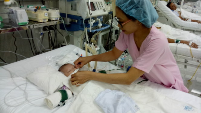 Chăm sóc bé sau mổ tại Viện Tim sáng 25-2-2017 - Ảnh: Bình Minh