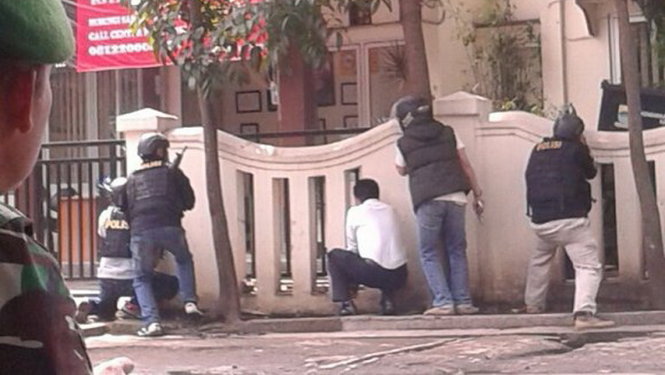 Hình ảnh chia sẻ trên mạng cho thấy cảnh sát đang bao vây bên ngoài tòa nhà - Ảnh: DailyStar/TW