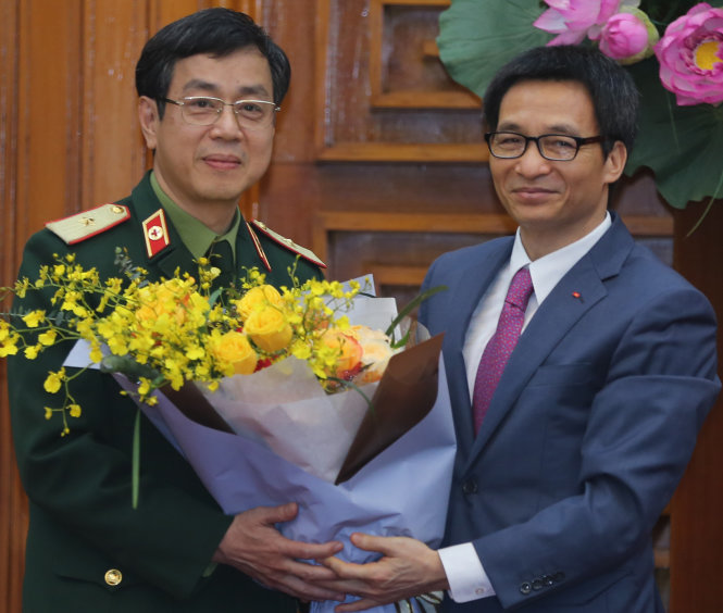 Phó thủ tướng Vũ Đức Đam tặng hoa chúc mừng giáo sư Đỗ Quyết sau khi ca ghép phổi thành công - Ảnh: