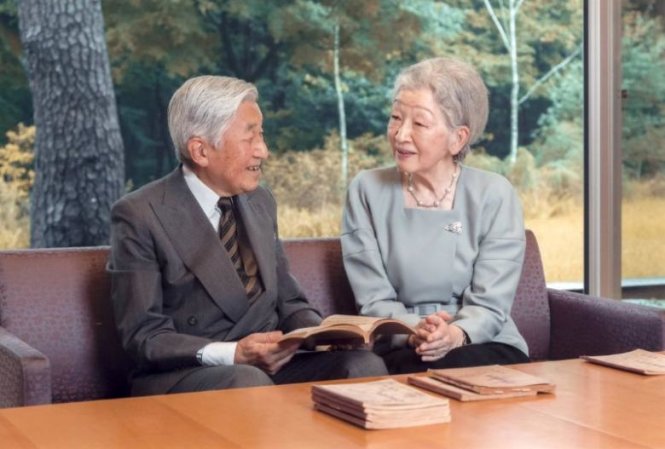 Nhật hoàng Akihito và hoàng hậu Michiko đọc sách tại Cung điện hoàng gia ở Tokyo ngày 23-9-2016 - Ảnh: AFP