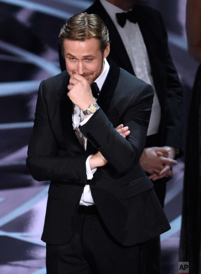 Vẻ mặt khó hiểu của Ryan Gosling khi nghe đính chính rằng Moonlight thắng giải Phim hay nhất