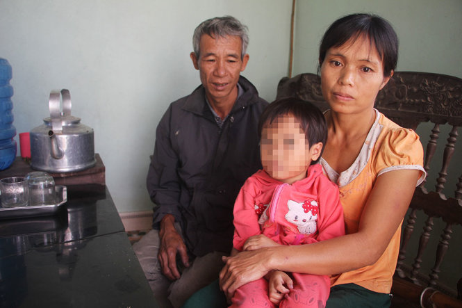 Gia đình ông Phạm Văn Tiến (53 tuổi) có con P.T.T (4 tuổi) chưa có giấy khai sinh do chưa đóng 2 triệu đồng “tự nguyện” - Ảnh: DOÃN HÒA
