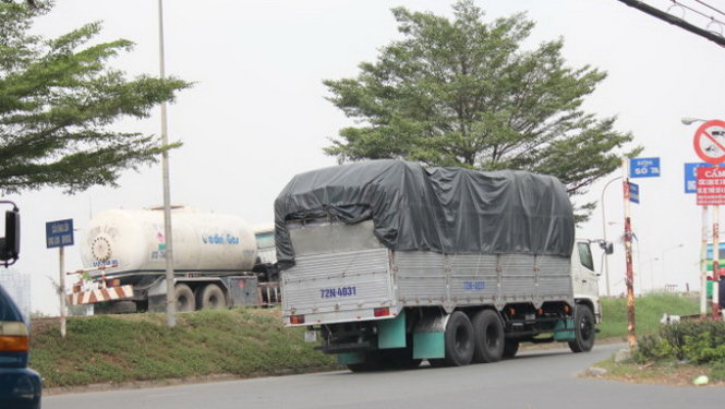 Xe tải chạy vào làn đường cấm xe trọng tải trên 3,5 tấn để né trạm cân sơ cấp trên cầu Ông Lớn, đường Nguyễn Văn Linh, Q.7, TP.HCM - Ảnh: Mậu Trường