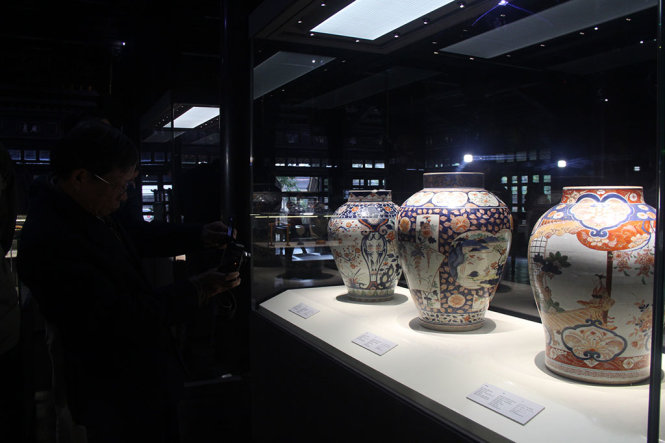 Những chiếc chóe bằng sứ Imari Nhật Bản được trang trí phong cảnh và nhân vật sản xuất vào niên đại thế kỉ XVIII được trưng bày tại triển lãm - Ảnh: MINH AN