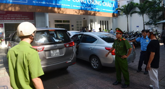 Hai xe ôtô đậu trên vỉa hè đường Võ Văn Tần bị lực lượng chức năng xử phạt - Ảnh: Lê Phan