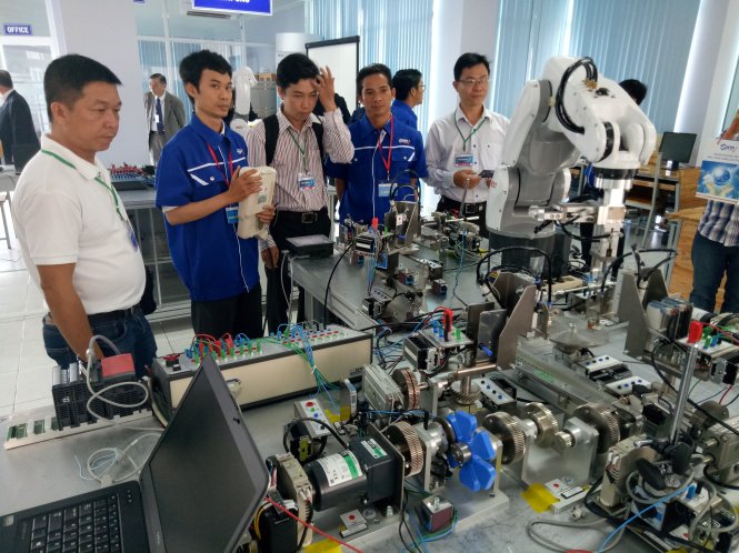 Một hệ thống thực hành cơ điện tử với cánh tay robot tại nhà xưởng Trung tâm đào tạo SHTP. - Ảnh: Đức Thiện