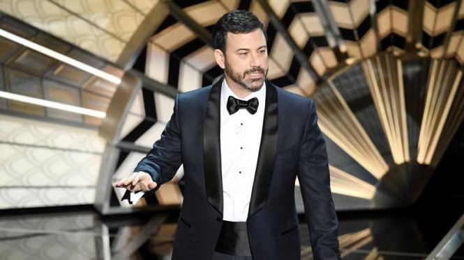 Danh hài Jimmy Kimmel dẫn chương trình Oscar năm nay với những lời khiêu khích nhắm vào Tổng thống Trump - Ảnh: AFP