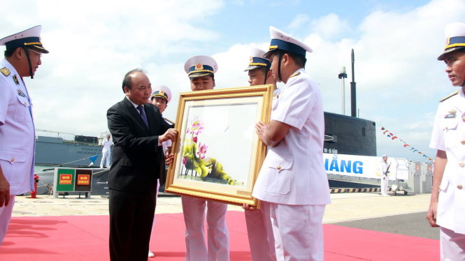 Thủ tướng Nguyễn Xuân Phúc tặng quà lưu niệm cho Hải quân VN - Ảnh: Trung Tân