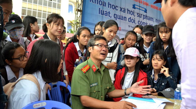 Trung tá Nguyễn Phong Lưu - phó trưởng Phòng Tổ chức cán bộ Công an tỉnh Phú Yên - tư vấn riêng cho các học sinh ở tỉnh này có quan tâm đến việc xét tuyển vào ngành Công an - Ảnh: DUY THANH