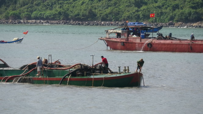 Các ghe tàu bơm hút cát của Công Ty Sài Gòn - Hà Nội tại cửa biển Hòn Rớ, TP Nha Trang giữa tháng 2-2017 - Ảnh: V.TR.