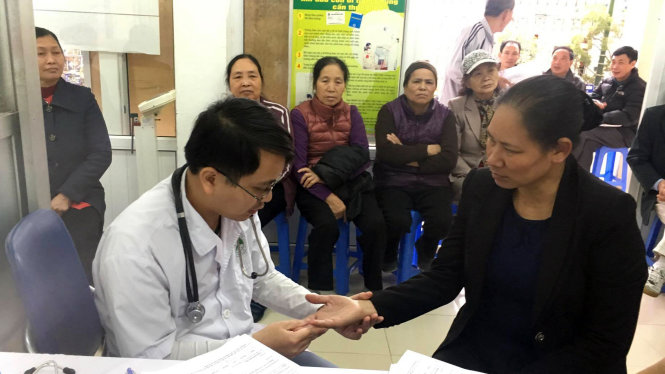 Khám sức khỏe, lập hồ sơ sức khỏe cá nhân cho người dân tại xã Phúc Đồng, Long Biên, Hà Nội - Ảnh: Quỳnh Vy