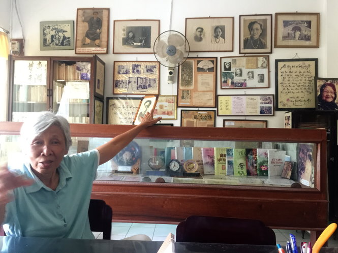 Bà Nguyễn Thị Thanh Hoa và những hình ảnh, di bút của vợ chồng thi sĩ Đông Hồ được trưng bày tại nhà lưu niệm - Ảnh: N.Triều