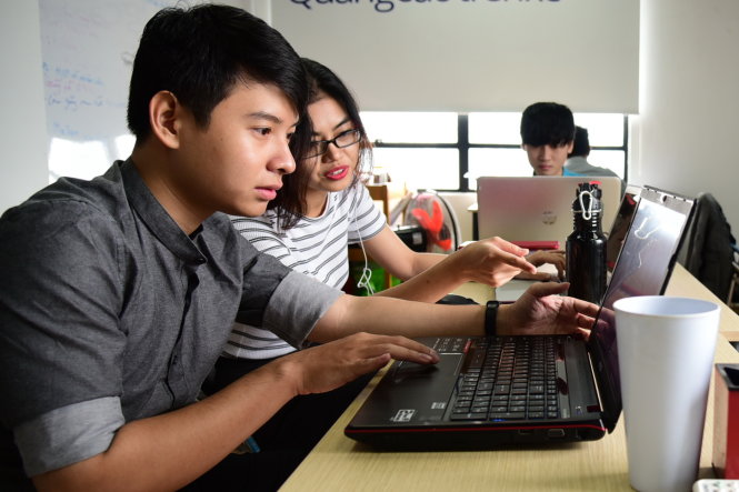 Sinh viên Nguyễn Thành Nhân (trái) cùng các cộng sự cũng là sinh viên làm việc tại văn phòng của một startup Ảnh: Hữu Thuận