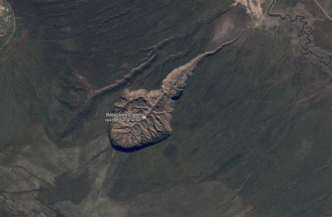 Hố Batagaika khá lớn có thể nhìn thấy từ trên cao - Ảnh: Google