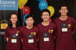 Lâm Phan Việt (bìa phải) tại một cuộc thi lập trình sinh viên quốc tế tổ chức ở Nga - Ảnh: Nhân vật cung cấp