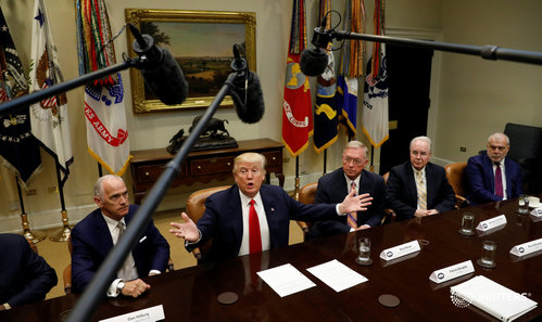 Tổng thống Donald Trump phát biểu trong cuộc họp với CEO của các tập đoàn bảo hiểm tại Nhà Trắng - Ảnh: Reuters
