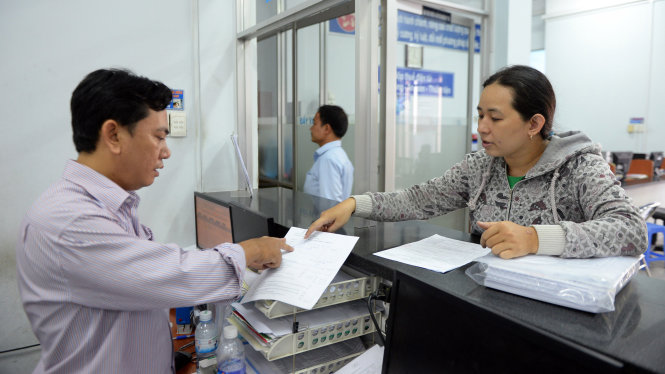 Người dân làm thủ tục hoàn thuế tại Chi cục Thuế quận Bình Thạnh, TP.HCM - Ảnh: Hữu Khoa