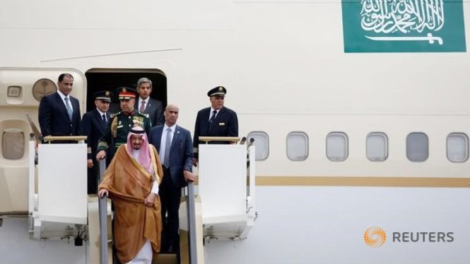 Quốc vương Ả Rập Saudi Salman đến sân bay quân sự Halim Perdanakusuma ở Jakarta ngày 1-3 - Ảnh: Reuters