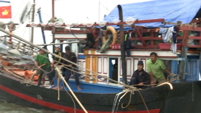 Tàu cá của ngư dân Quảng Nam đã được biên phòng Quảng Trị cứu nạn thành công trong đêm - Ảnh: MẠNH HÙNG