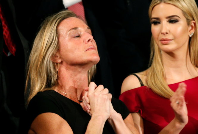 Bà Carryn Owens, một nữ thính giả được mời phấn khích tán thưởng bài phát biểu, bên cạnh cô Ivanka Trump (phải), con gái của Tổng thống Trump - Ảnh: Reuters