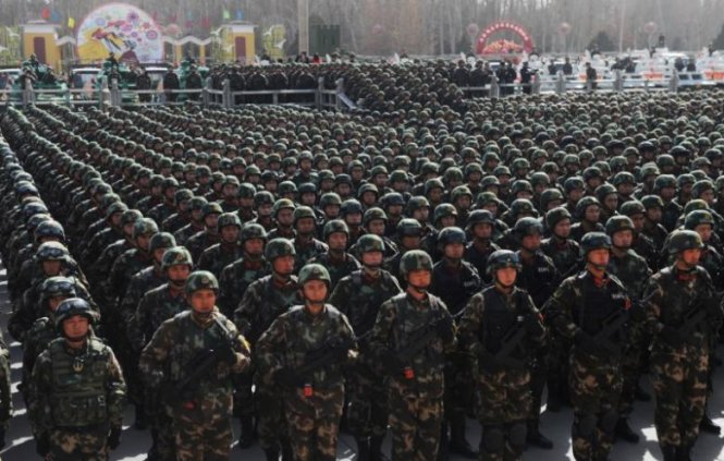Cảnh sát bán quân sự Trung Quốc tham gia tuần hành chống khủng bố ở khu vực Kashgar, Tân Cương hôm 27-2 - Ảnh: Reuters