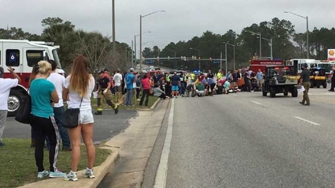 Một tài xế đã đâm xe vào một cuộc diễu hành Mardi Gras tại Alabama khiến 12 người bị thương - Ảnh: AFP