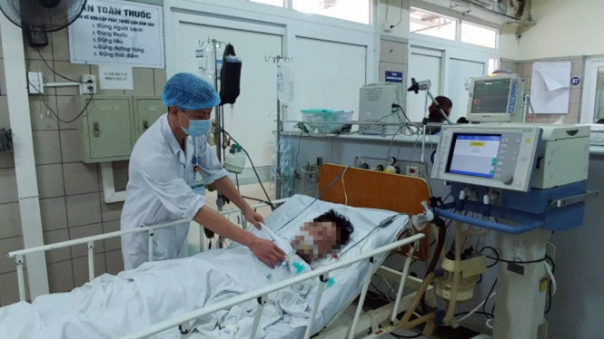Người bệnh ngộ độc rượu được điều trị tại Bệnh viện Bạch Mai - Ảnh: BVCC