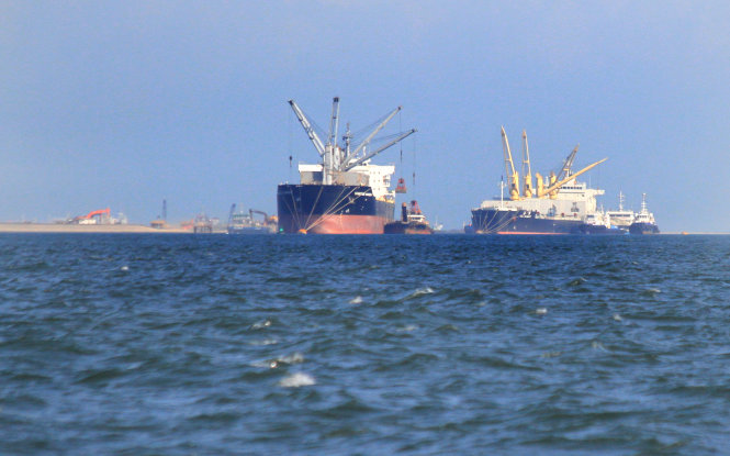 Các tàu chuyển cát xuống đảo Tekong, Singapore chiều 19-2. Chiếc bên trái là Yangtze Harmony chở cát từ Phú Quốc - Ảnh: Vân Trường