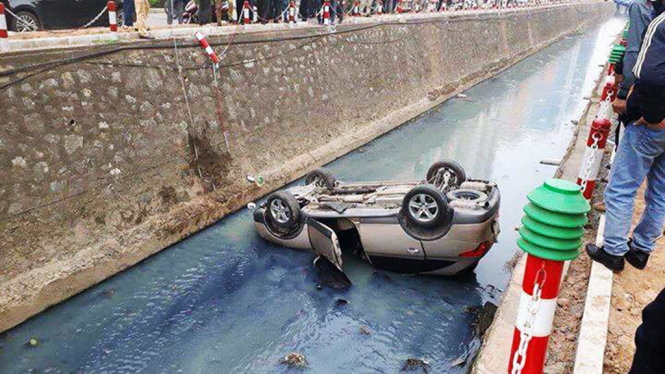Ô tô gặp nạn bị úp ngược dưới mương - Ảnh: CTV