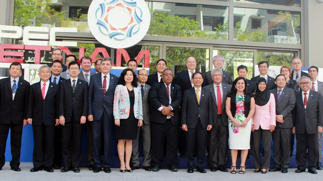Các quan chức ngoại giao của 21 nền kinh tế APEC chụp hình lưu niệm sau phiên khai mạc sáng 2-3 - Ảnh: TR.TÂN