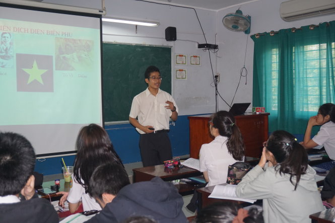 Học sinh Vũ Anh Minh lớp 12A6 say sưa giảng bài môn lịch sử cho các bạn cùng lớp. Minh cho biết năm nay sẽ dự thi vào Trường ĐH Sư phạm - Ảnh: H.HG
