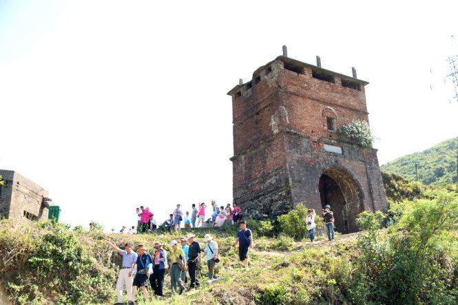 Nhiều đoàn du khách ghé tham quan kiến trúc cổ Hải Vân quan trên đỉnh Hải Vân - Ảnh: Thái Lộc