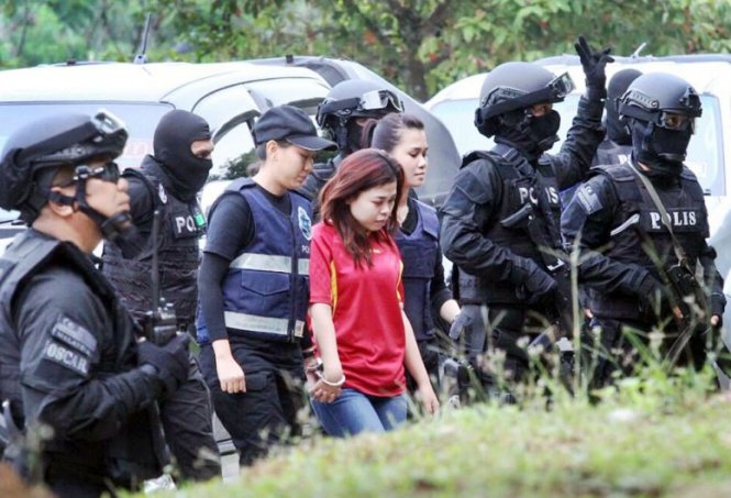 Nghi can Siti Aisyah (giữa) đến dự phiên tòa công bố cáo trạng hôm 1-3 tại tòa án Sepang - Ảnh: AP