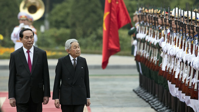 Chủ tịch nước Trần Đại Quang và Nhật hoàng Akihito duyệt đội danh dự tại lễ đón chính thức ở Phủ chủ tịch - Ảnh: Việt Dũng