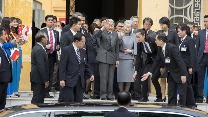 Nhật Hoàng Akihito và Hoàng hậu vẫy chào người dân Hà Nội sau khi thăm quan Bảo tàng Sinh học - Đại học Quốc gia tại phố Lê Thành Tông (Hà Nội) - Ảnh: VIỆT DŨNG