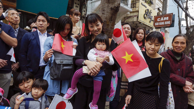 Đông đảoCộng đồng các công dân Nhật đang sinh sống tại Việt Nam chào đón Nhật Hoàng tại Văn Miếu Quốc Tự Giám - Ảnh: Việt Dũng