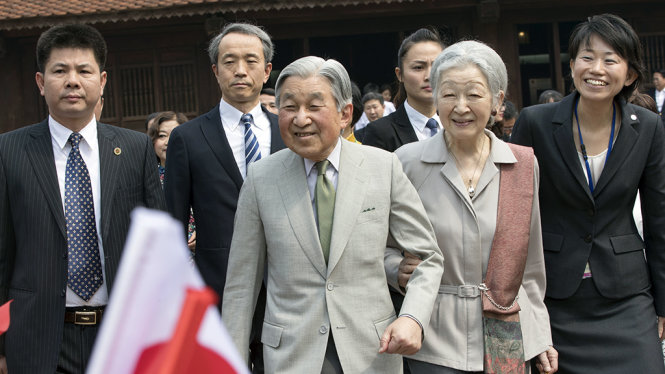 Nhật Hoàng Akihito và Hoàng hậu tại Văn Miếu Quốc Tự Giám - Ảnh: Việt Dũng