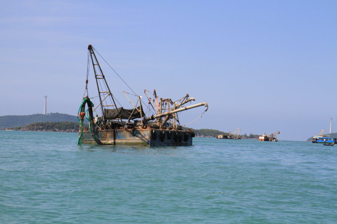 Tàu bơm hút cát neo đậu dày đặc tại khu vực đảo Phú Quốc - Ảnh: Vân Trường