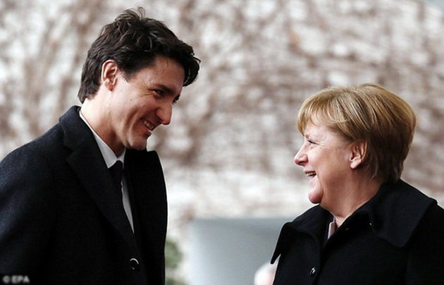 Thủ tướng Đức Angela Merkel dành cái nhìn trìu mến cho người đồng cấp Canada khi ông đến thăm Đức hôm 18-2-2017. Bức ảnh này cũng được cư dân mạng chia sẻ chóng mặt và bàn tán rôm rả - Ảnh: EPA